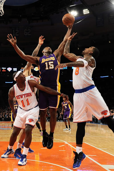 El jugador Metta World Peace (c) de los Lakers disputa el balón con Ronnie Brewer (i) y J.R. Smith (d) de los Knicks. Foto: EFE