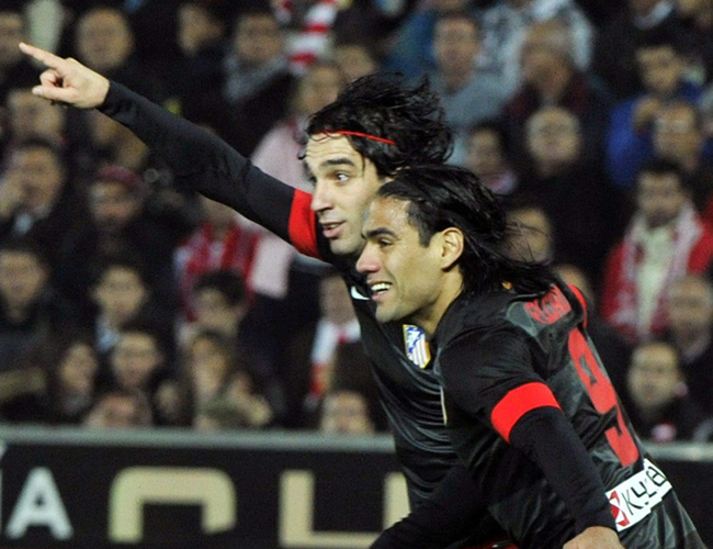 Arda Turan (i), celebra su gol para Atlético de Madrid con Falcao García. Foto: EFE
