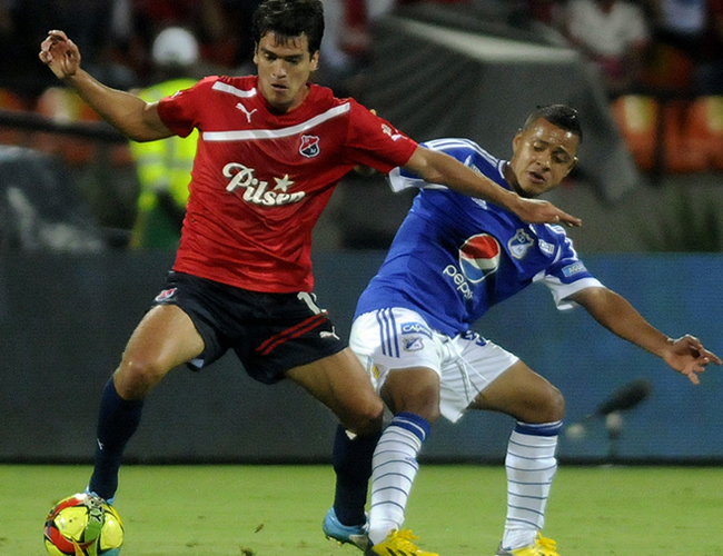 El jugador de Millonarios Yhony Ramirez (d) disputa el balón con el jugador de Independiente Medellín Sebastían Hernández (i). Foto: EFE