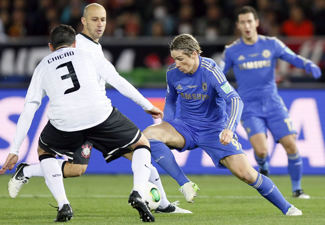 El delantero español Fernando Torres (d) maneja el balón contra Chicao y Alessandro de Corinthians. Foto: EFE