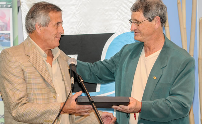 El DT de la selección uruguaya de fútbol Oscar Washington Tabárez recibe una placa de reconocimiento. Foto: EFE