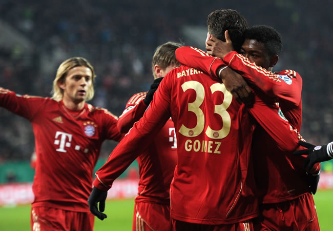 Los jugadores del Bayern David Alaba (d) y Mario Gomez (espalda) celebran un gol. Foto: EFE