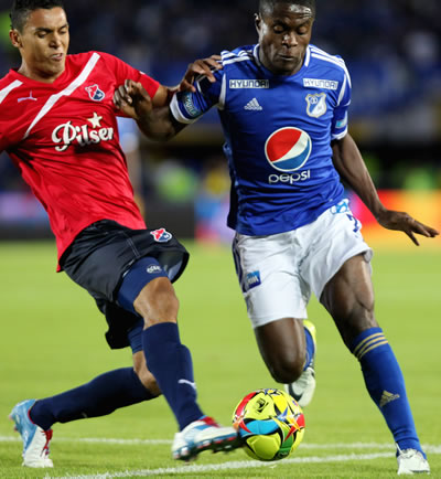 Wilberto Cosme (d) de Millonarios, disputa el balón con Daniel Bocanegra (i) del Independiente Medellín. Foto: EFE