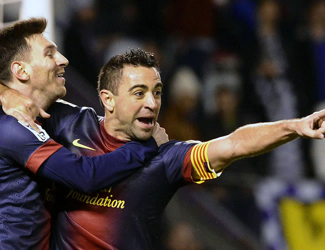 El centrocampista del F.C. Barcelona Xaxi Hernández (d) celebra con su compañero Leo Messi la consecución del primer gol de su equipo ante el Real Valladolid. Foto: EFE