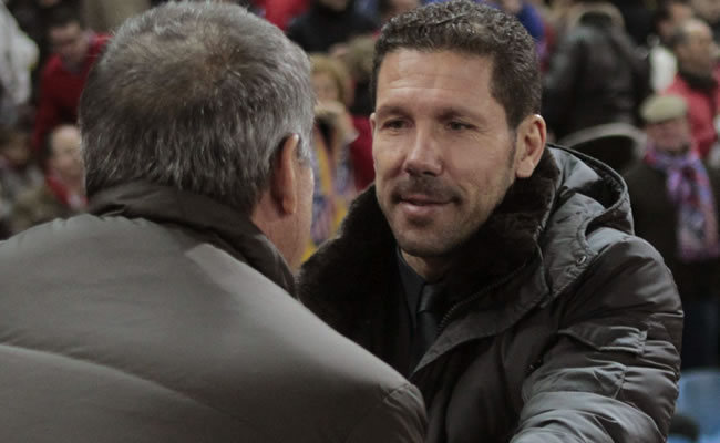 El técnico argentino del At. de Madrid, Diego Pablo Simeone (d), saluda al técnico del Celta de Vigo, Paco Herrera. Foto: EFE