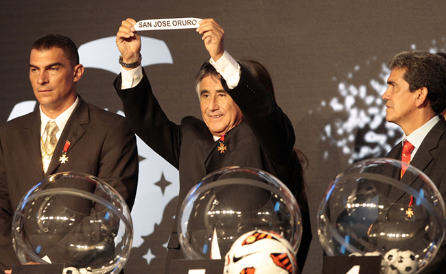 Farid Mondragón (i) Perciyo Roja (c) y Milton Melgar participan del sorteo de la Copa Libertadores. Foto: EFE