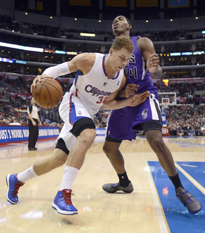 El jugador de Los Angeles Clippers Blake Griffin (i) dribla ante la marca de Jason Thompson (d) de los Kings de Sacramento. Foto: EFE