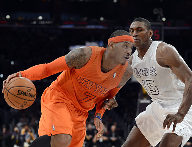 Carmelo Anthony (d) de los Knicks en acción ante Metta World Peace (d) de los Lakers. Foto: EFE