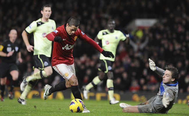 El jugador mexicano del Manchester United, Javier 'Chicharito' Hernández (i), lucha por el balón con el guardameta del Newcastle United, Tim Krul (d). Foto: EFE