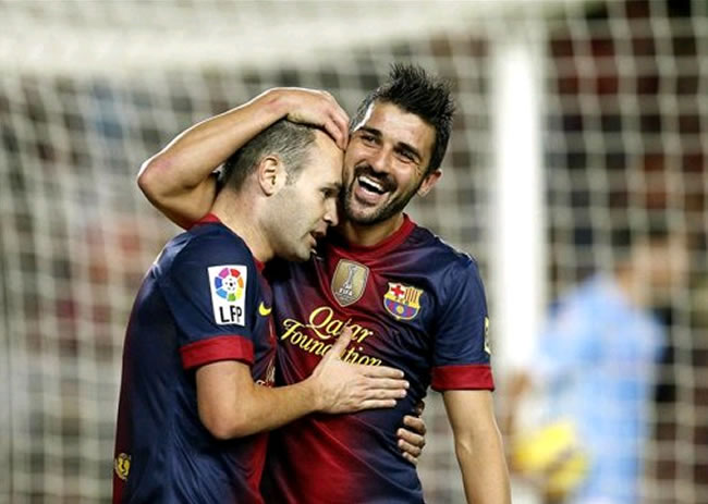 El delantero del Barcelona David Villa (d) celebra con su compañero Andrés Iniesta. Foto: EFE