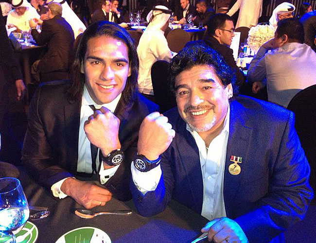 Falcao García (i) con Diego Maradona (d) en los premios Globe Soccer. Foto: Twitter