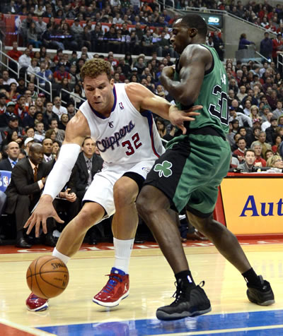 El jugador Blake Griffin (i) de Los Ángeles Clippers recibe la marca de Brandon Bass (d) de los Boston Celtics. Foto: EFE