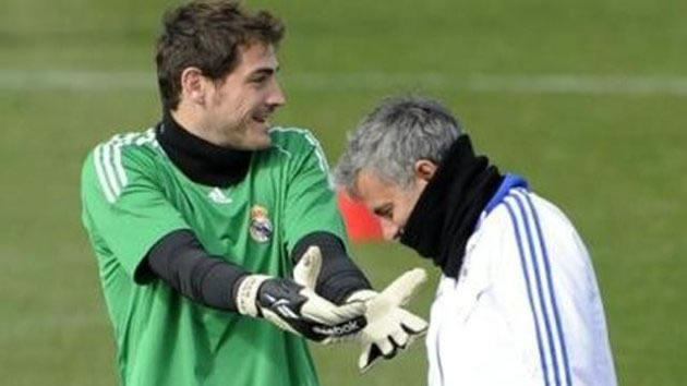 El portero del Real Madrid Iker Casillas junto al entrenador portugués José Mourinho. Foto: EFE