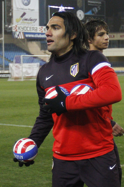El delantero colombiano del Atlético de Madrid Radamel Falcao reparte balones a los aficionados durante el entrenamiento. Foto: EFE