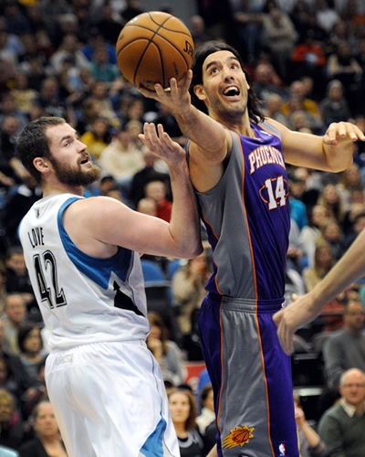 El jugador de los Timberwolves Kevin Love (i) disputa el balón con Luis Scola (d) de los Suns. Foto: EFE