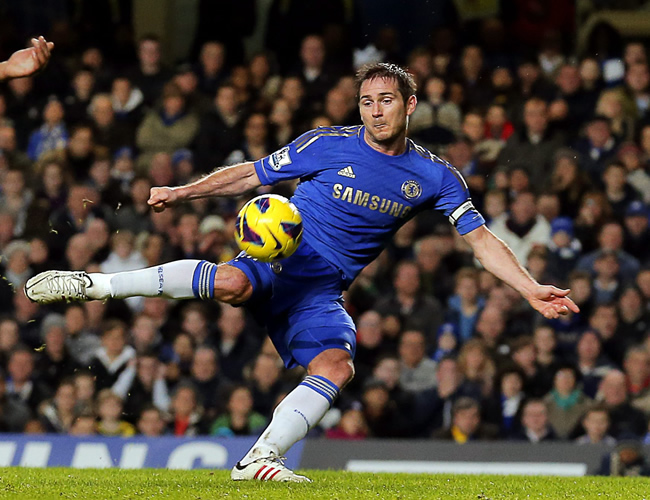 El jugador de Chelsea, Frank Lampard, en acción ante el Queens Park Rangers. Foto: EFE