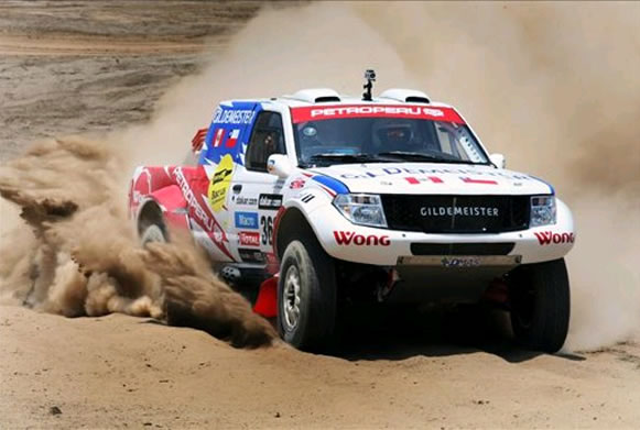 El piloto peruano Ramón Ferreyros conduce su auto, durante una demostración a la prensa para el Rally Dakar 2013. Foto: EFE