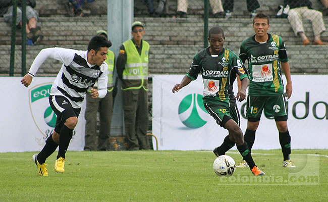 Acción de juego entre Olaya Herrera y La Equidad (verde). Foto: Interlatin