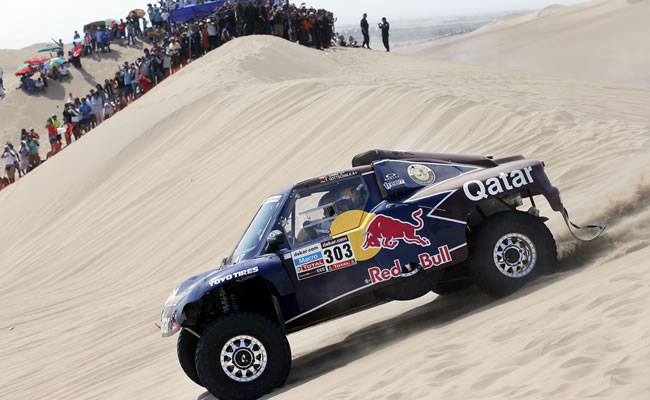 El español Carlos Sainz conduce su vehículo Buggy en la primera etapa del Rally Dakar. Foto: EFE