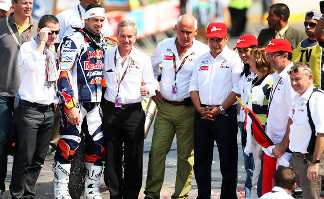l piloto francés Ciryl Despres (3-i) posa con un grupo de asistentes, entre ellos el presidente peruano, Ollanta Humala Tasso (5-d). Foto: EFE