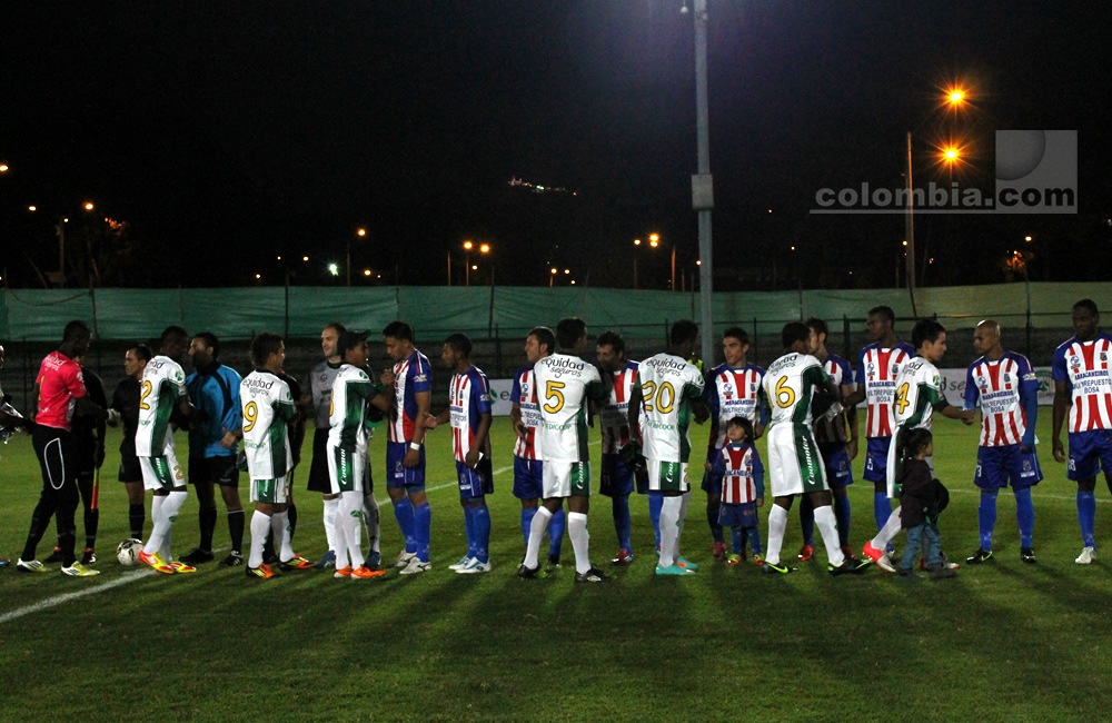 Los jugadores de La Equidad y Maracaneiros se saludan antes del comienzo del partido. Foto: Interlatin
