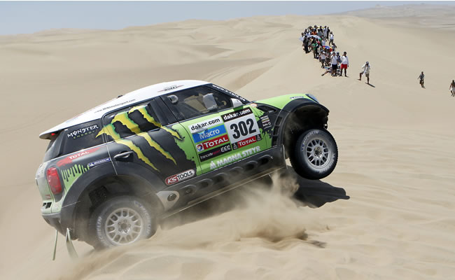 El francés Stephane Peterhansel conduce su vehículo Mini durante la segunda etapa del rally Dakar 2013, en Pisco (Perú). Foto: EFE