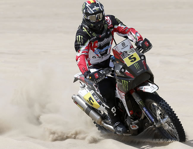 El piloto español Joan Barreda en acción en la segunda etapa del Rally Dakar en el desierto de Pisco (Perú). Foto: EFE