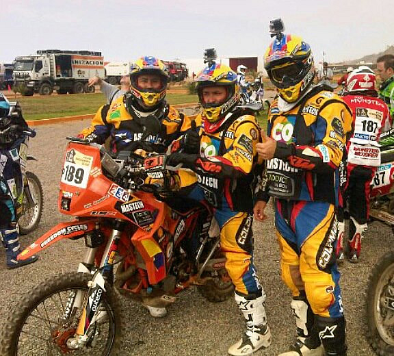 Pilotos del Reto Dakar Colombia en motos. Foto: Facebook