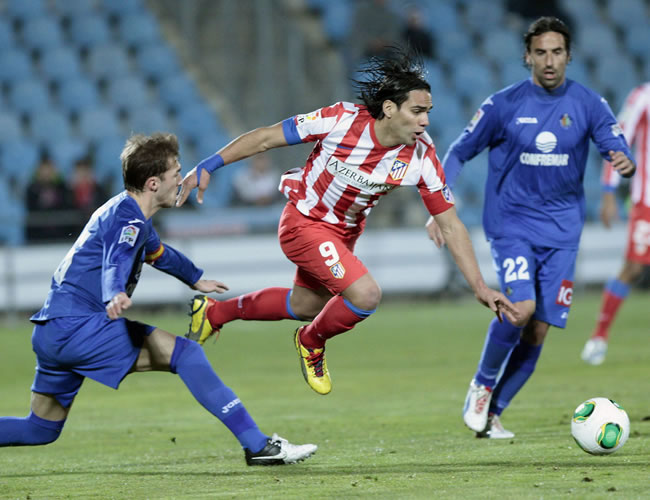 Radamel Falcao (c), avanza con el balón ante el jugador del Getafe Juan Rodríguez. Foto: EFE