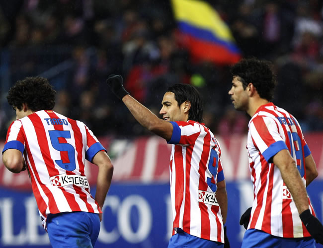 El goleador colombiano Falcao García (c) celebra su gol marcado al Real Zaragoza. Foto: EFE