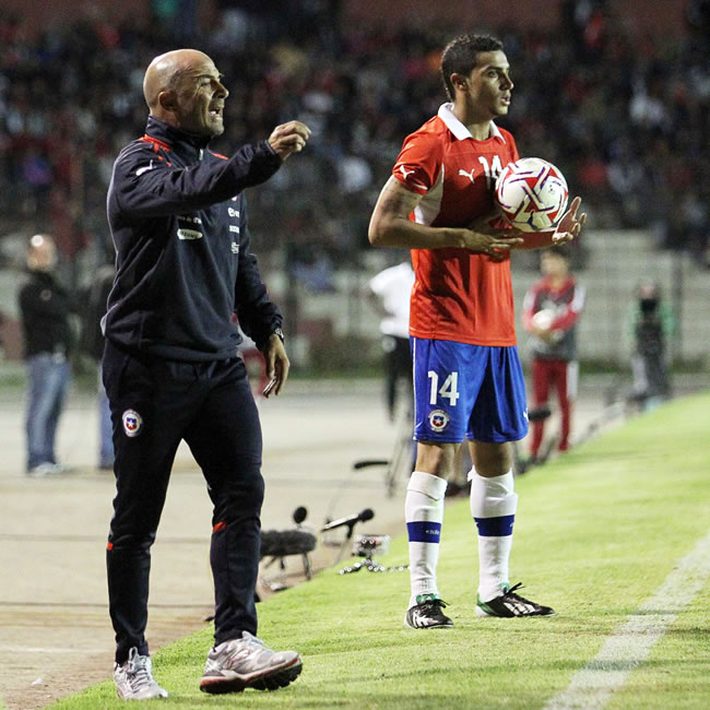 El DT de la selección chilena de fútbol, Jorge Sampaoli (i), mientras da instrucciones a sus jugadores. Foto: EFE