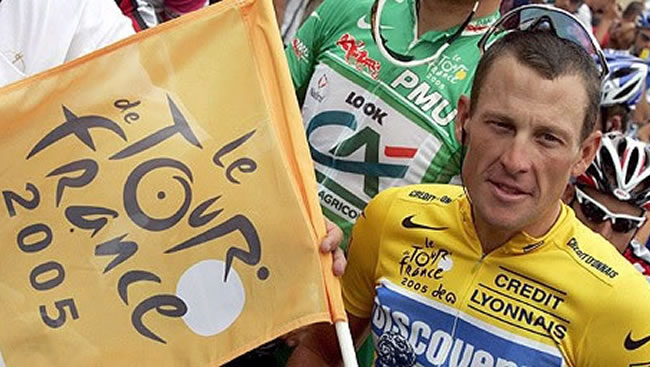 El exciclista estadounidense Lance Armstrong tras ganar el Tour de Francia 2005. Foto: EFE