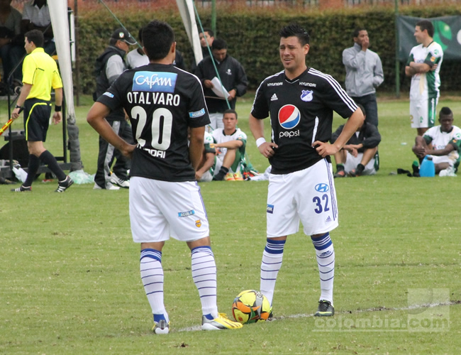 Saque inicial entre Harrison Otálvaro (de espalda) y José Luis Tancredi de Millonarios. Foto: Interlatin