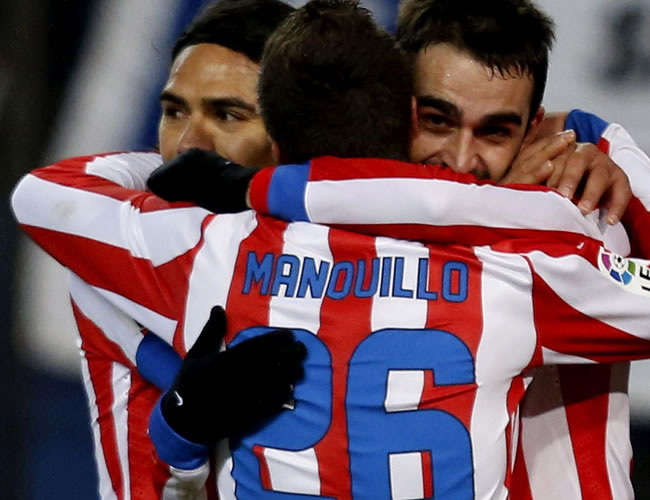 El delantero del Atlético Madrid Adrián López (detrás) celebra con sus compañeros Radamel Falcao (i) y Javi Manquillo la consecución del primer gol de su equipo ante el Levante. Foto: EFE