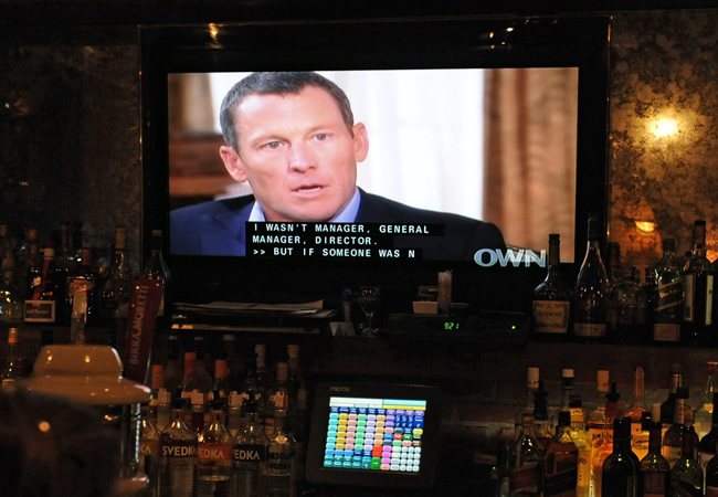Proyección en un bar de Nueva York de la entrevista de Lance Armstrong con Oprah Winfrey. Foto: EFE