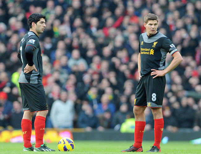 Liverpool's captain Steven Gerrard (R) and Luis Suarez (L) react during the English Premier League soccer match between Manchester United and Liverpool at Old Trafford. Foto: EFE