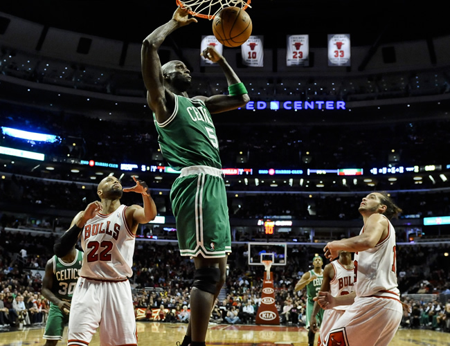El jugador de Celtics Kevin Garnett (c) convierte una cesta ante Taj Gibson (i) y Joakim Noah (d), de Bulls. Foto: EFE