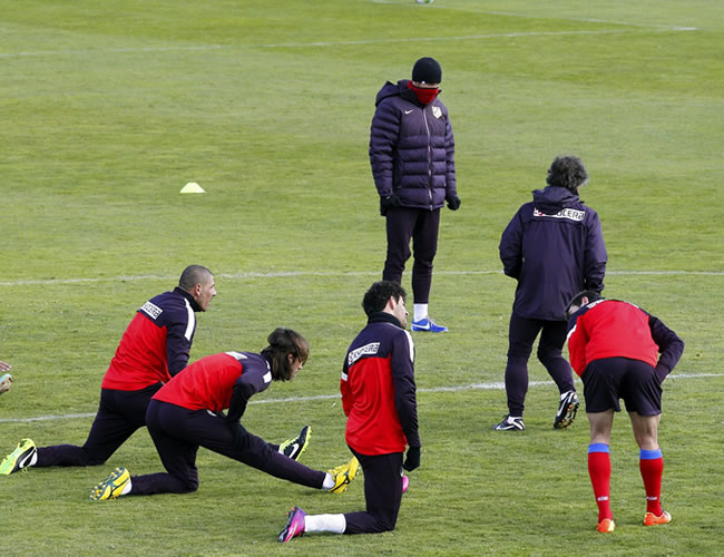 El entrenador del At. de Madrid, Diego Simeone observa a sus jugadores durante un entrenamiento. Foto: EFE