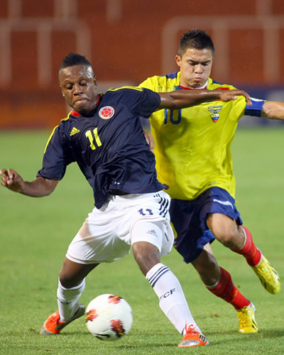 El jugador de Colombia Cristian Palomeque (d) disputa el balón con Jonny Uchuari (d) de Ecuador. Foto: EFE