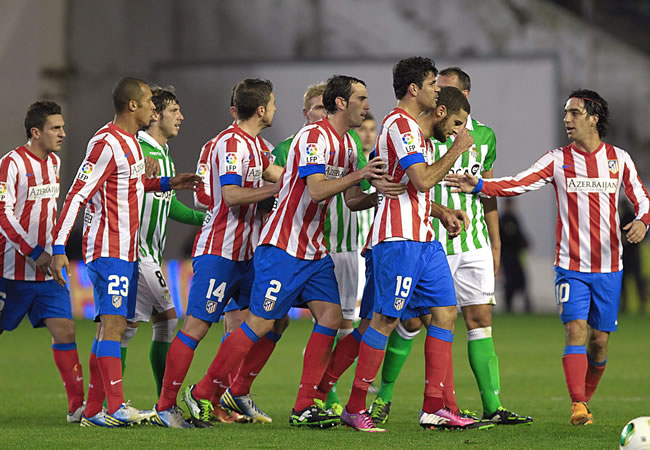 Jugadores del Atlético de Madrid y del Betis en un momento del partido de vuelta de cuartos de final de Copa del Rey. Foto: EFE
