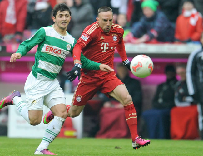 Munich's Franck Ribery (R) vies for the ball with Fuerth's Matthias Zimmermann during the Bundesliga soccer match between FC Bayern Munich. Foto: EFE