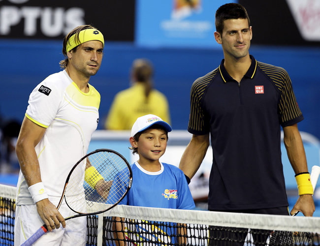 El tenista serbio Novak Djokovic (dcha) y el español David Ferrer posan antes del partido. Foto: EFE