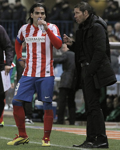 El goleador colombiano Falcao García (i) y el técnico argentino Diego Simeone (d). Foto: EFE