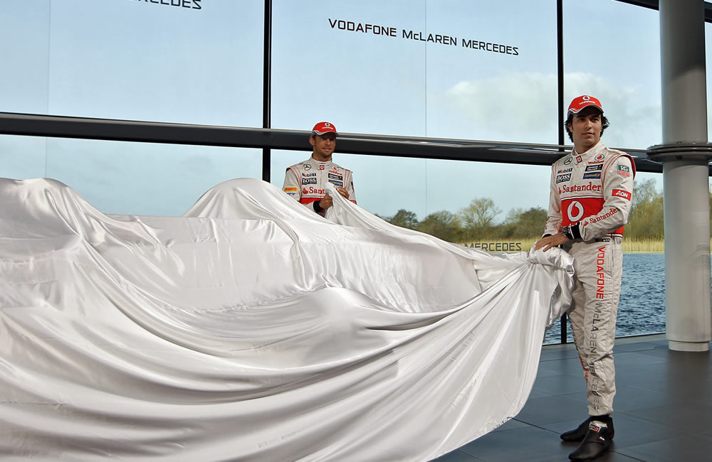 Los pilotos de McLaren, Jenson Button (i) y Sergio Pérez (d) listos para develar el nuevo auto. Foto: EFE