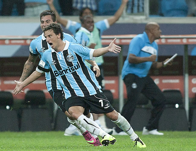 El jugador de Gremio, Elano, celebra un gol. Foto: EFE