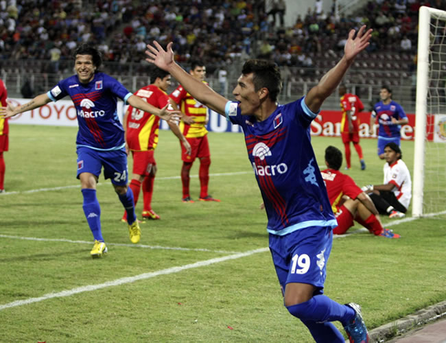 Rubén Botta (c) de Tigre festeja su gol contra Deportrivo Anzoátegui en Venezuela. Foto: EFE