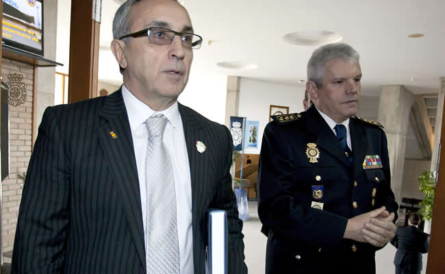 El presidente del Comité Olímpico Español, Alejandro Blanco (i), acompañado por el director de la Escuela de Policía de Ávila, Marceliano Gutiérrez. Foto: EFE