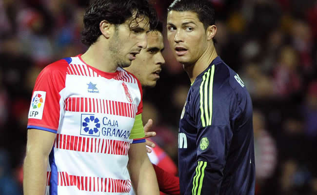 El defensa del Granada Diego Mainz (i) y el portugués Cristiano Ronaldo, del Real Madrid. Foto: EFE