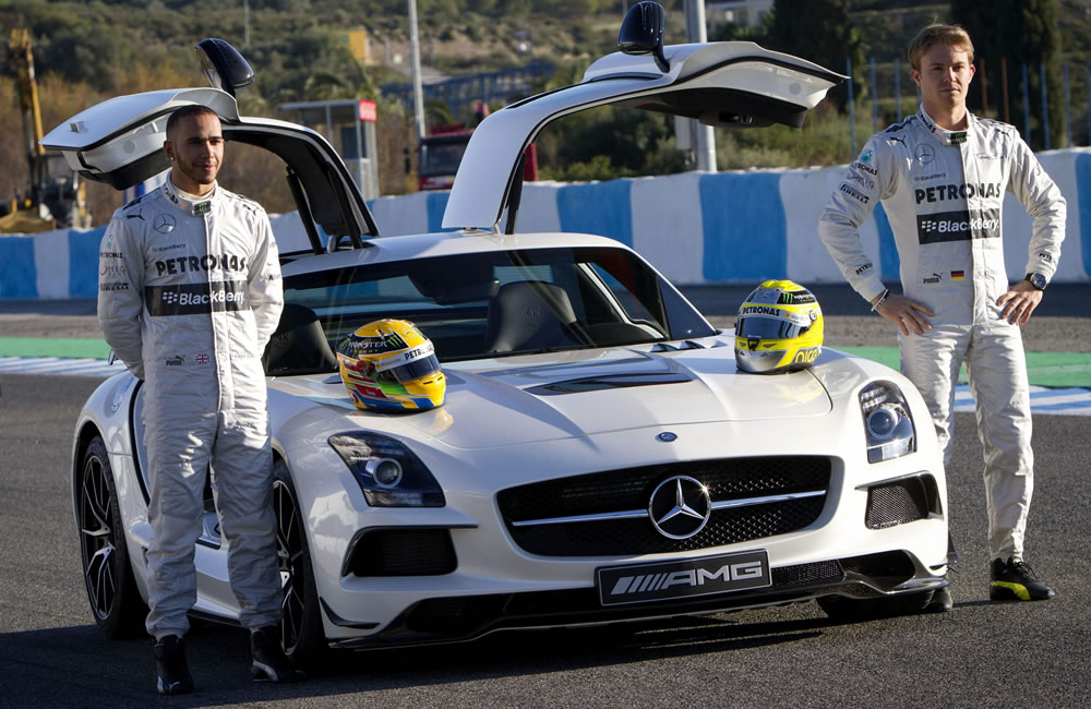 Los pilotos Lewis Hamilton (i) y Nico Rosberg (d) en la presentación del W04 de Mercedes. Foto: EFE