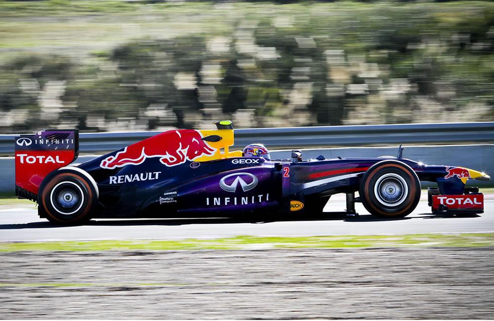 El piloto australiano Mark Webber conduce el nuevo Red Bull RB9 en Jerez. Foto: EFE